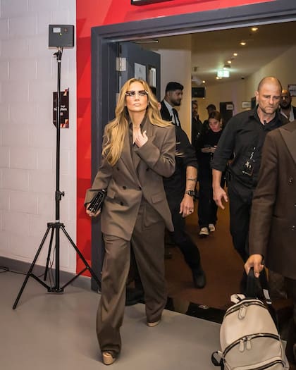 La cantante se lució con un elegante traje oversize color marrón (Foto: Instagram @jlo)