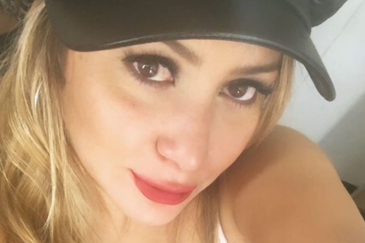 La cantante se muestra con confianza y ganas de reírse. Foto: Instagram