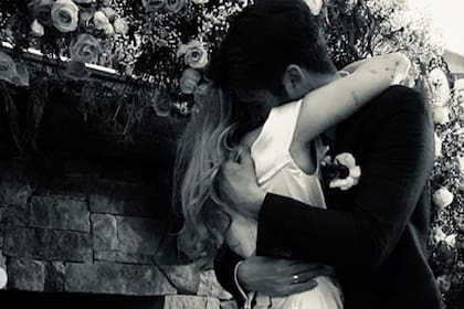 La cantante subió a su cuenta de Twitter las imágenes de la fiesta de su boda con el actor