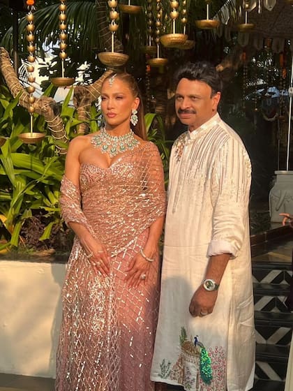 La cantante también posó con Raj Mantena, el padre de la novia