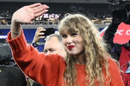 La cantante Taylor Swift saluda al público después del partido de la NFL entre Baltimore Ravens y Kansas City Chiefs, el 28 de enero