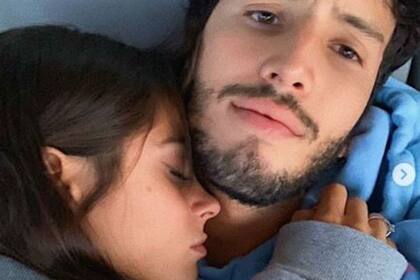 La cantante tiene un importante anillo en su mano derecha