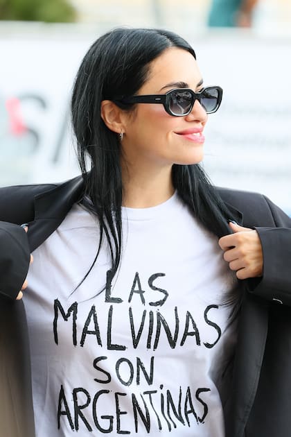 La cantante y actriz eligió para su llegada al festival una remera con una consigna histórica que volvió a cobrar fuerza durante el Mundial y que ella misma había compartido en sus redes después del triunfo argentino ante Inglaterra