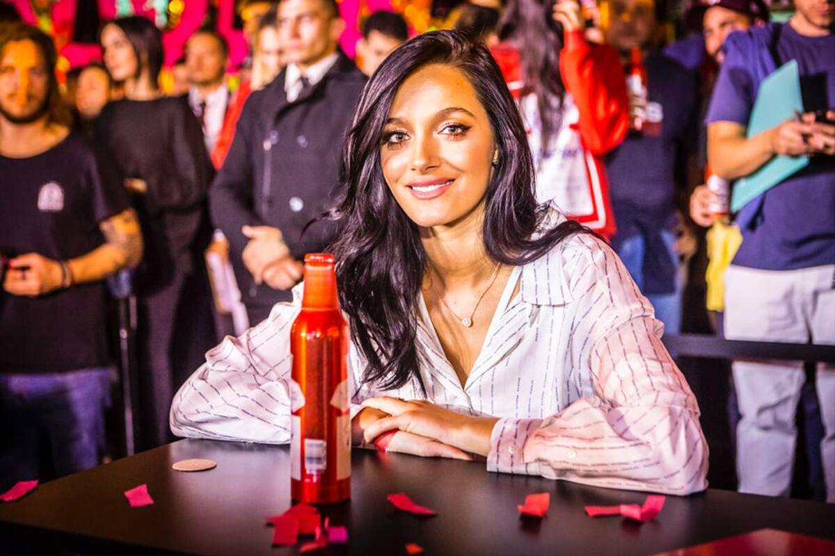 La cantante y actriz participó de un curioso evento organizado por una marca de cervezas