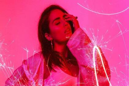 La cantante y actriz posa en la última edición de Galore.