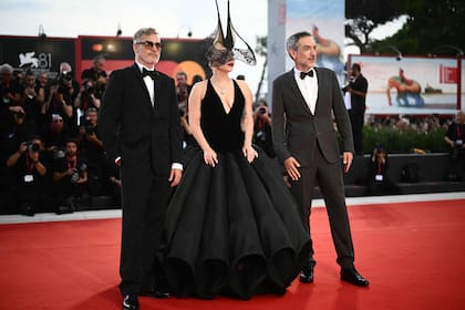 La cantante y actriz, que encarna a Harley Queen en la secuela de Guasón, posó junto a Joaquin Phoenix y el director Todd Phillips antes de la proyección de la esperada película