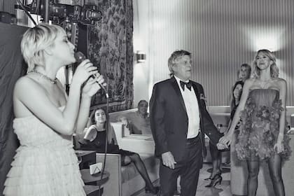 La cantante y DJ Isa Aladro les dedicó al cumpleañero y a Vicky Fariña su tema favorito, “Nos veremos otra vez”