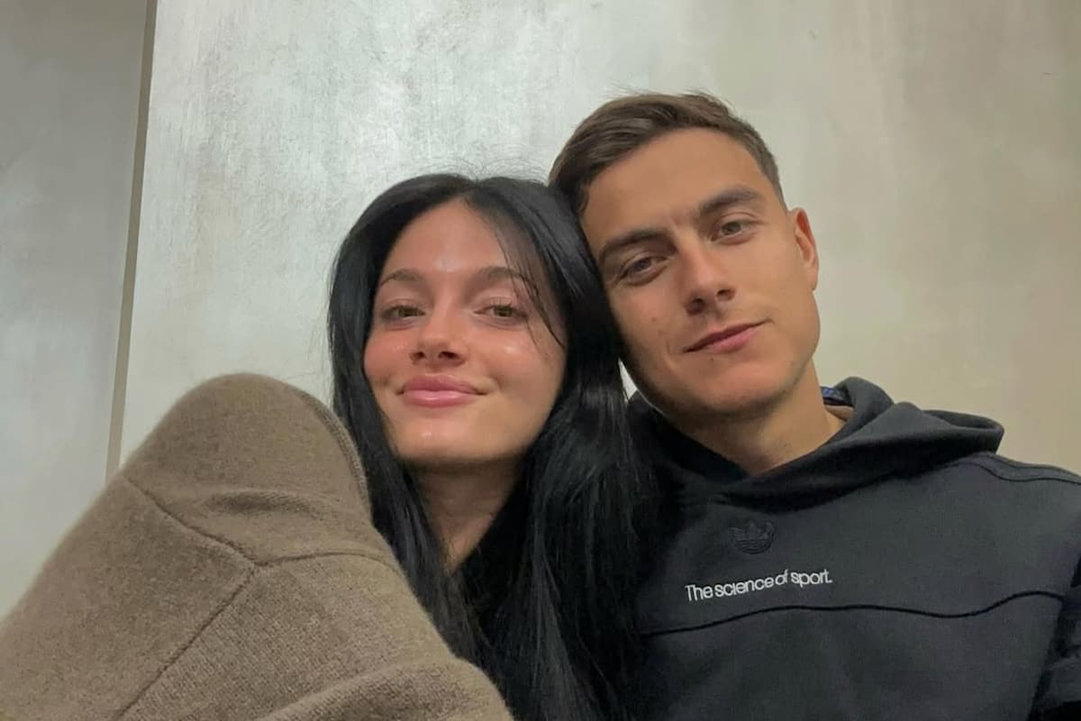 La cantante y el futbolista compartieron un video en el que dieron a conocer la esperada noticia (Instagram @paulodybala)