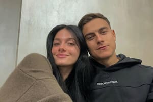 La cantante y el futbolista compartieron un video en el que dieron a conocer la esperada noticia (Instagram @paulodybala)