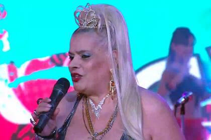 La cantante y exvedette volvió a los escenarios y contó que con su hija Karina el diálogo está cortado