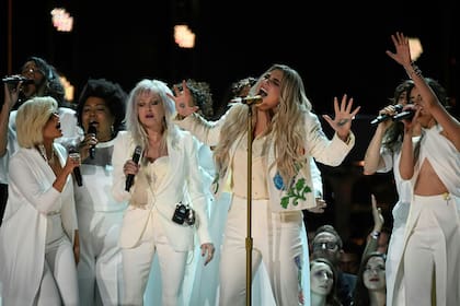 La cantante y sus colegas protagonizaron uno de los momentos más emotivos de la noche, un canto a las reivindicaciones de las mujeres