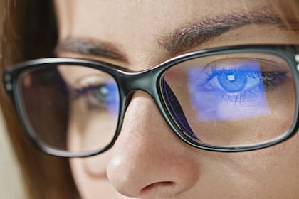 La cantidad de luz azul que emiten nuestros dispositivos es demasiado pequeña como para suponer un riesgo grave, señalan los especialistas