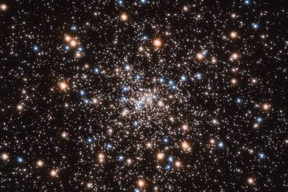 La cantidad de masa que puede acumular un agujero negro varía ampliamente desde menos del doble de la masa de nuestro Sol hasta más de mil millones de veces la masa deL Sol