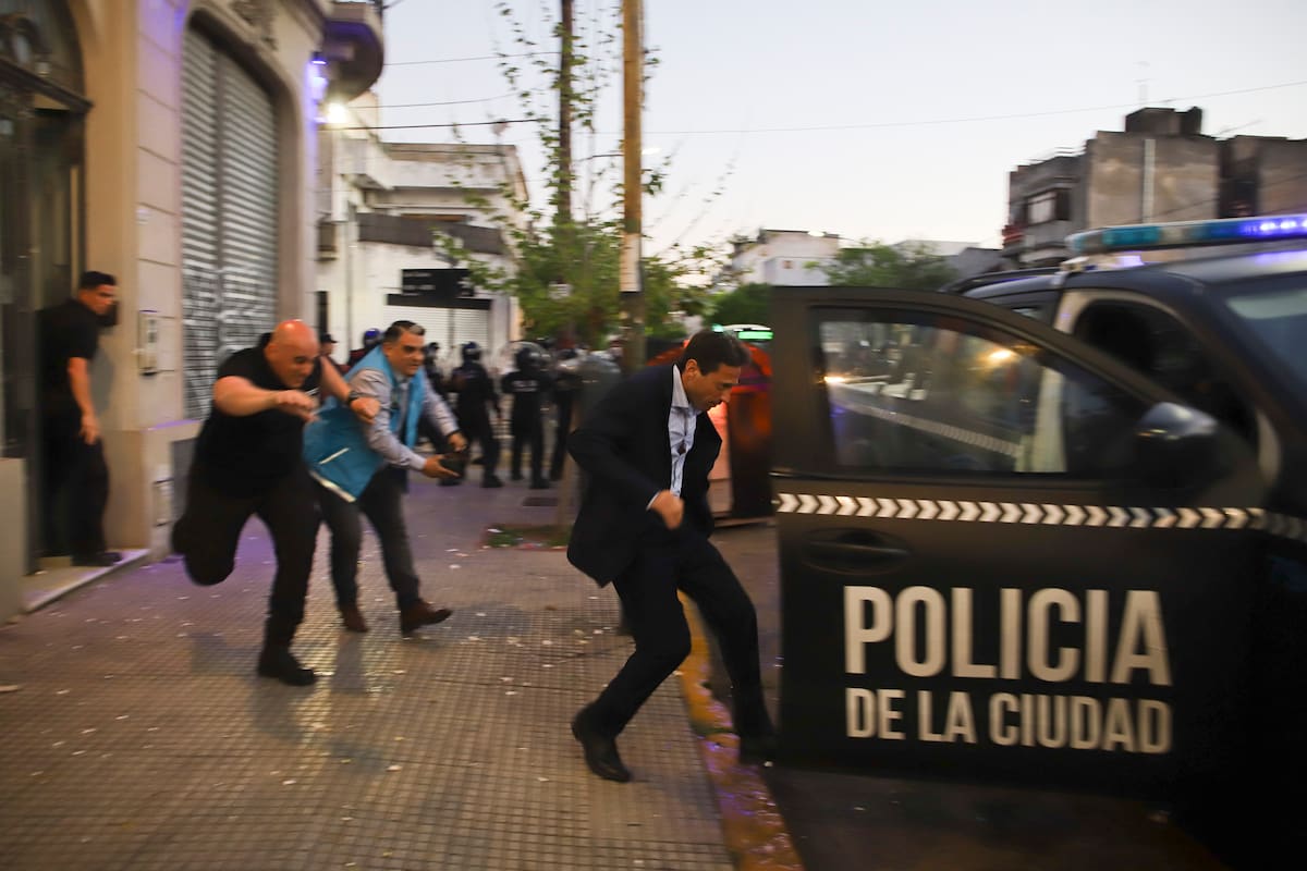 La caótica salida de Moretti de la sede de San Lorenzo, escoltado por la Policía de la Ciudad