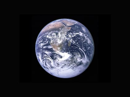 La capa de ozono comenzó a agotarse en la década de 1970. Esta pérdida se atribuyó a los clorofluorocarbonos (CFC), que se encuentran comúnmente en latas de aerosol, refrigeradores, aislamiento de espuma y acondicionadores de aire, por devorar la capa de ozono.