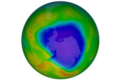 La capa de ozono se está recuperando. En esta foto del 4 de noviembre, los colores púrpura y azul son donde hay menos ozono, y los amarillos y rojos donde hay más ozono.