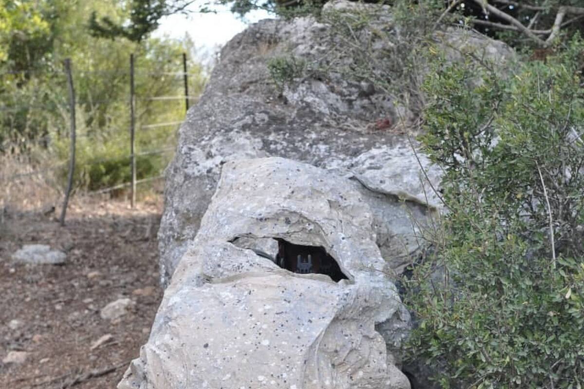 La capa Kit 300 permite camuflar a un soldado bajo la apariencia de una roca, gracias a una tela especial con polímeros y materiales especiales