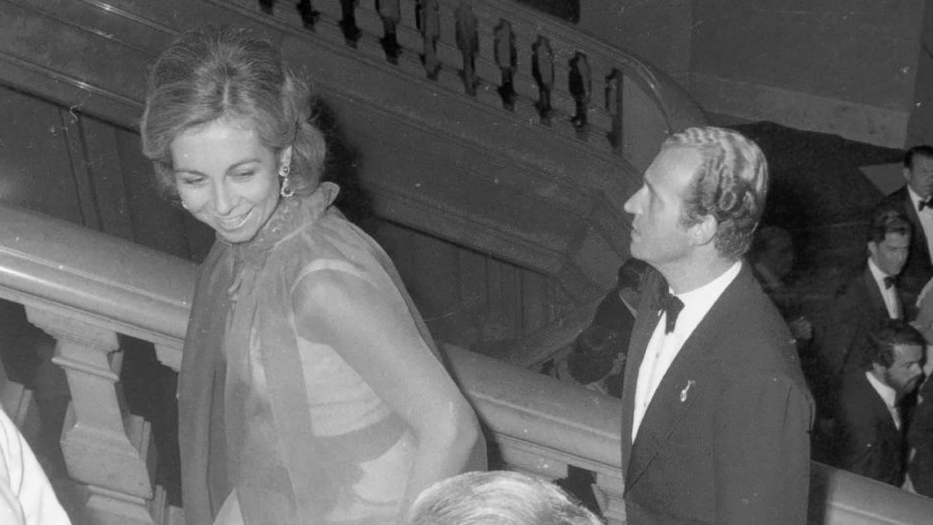 La capa semitransparente de gasa de seda roja que llevaba la reina Sofía fue sustraída en algún momento de la ceremonia en el Concejo Deliberante de Buenos Aires, el 27 de noviembre de 1978