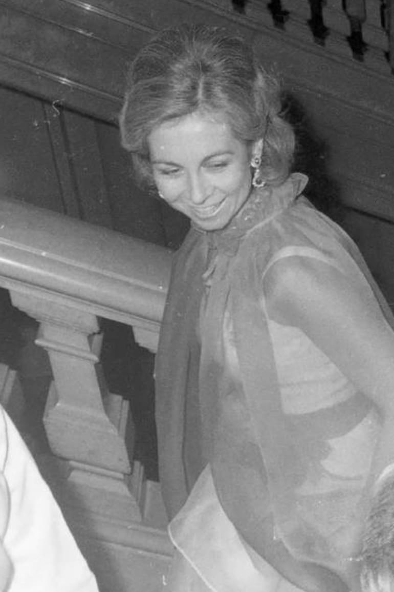 La capa semitransparente de gasa de seda roja que llevaba la reina Sofía fue sustraída en algún momento de la ceremonia en el Concejo Deliberante de Buenos Aires, el 27 de noviembre de 1978