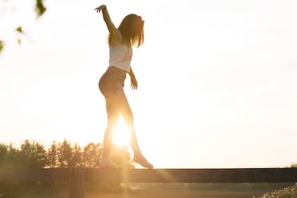 La capacidad de mantener el equilibrio sobre una pierna (especialmente sobre la no dominante) disminuye significativamente con la edad