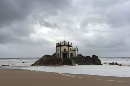 La Capela do Senhor da Pedra se levanta sobre unas rocas en medio del Atlántico.