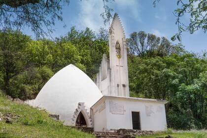 La capilla blanca en las sierras de Unquillo es un homenaje del italiano Guido Buffo a su esposa y a su hija, víctimas de tuberculosis.