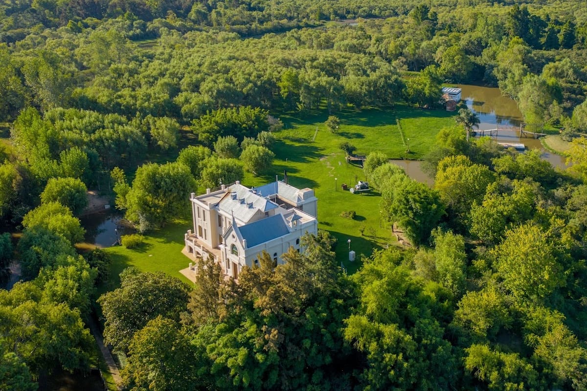 La capilla centenaria conserva su altar original y atrae a visitantes por su atmósfera de calma y valor arquitectónico