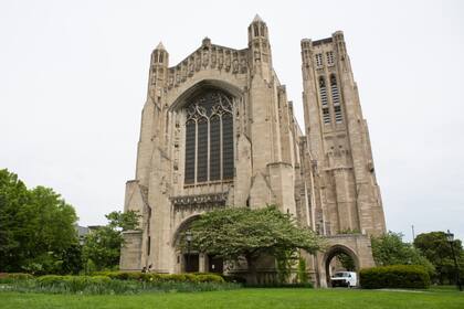 La capilla conmemorativa Rockefeller, en Chicago, fue diseñada por Bertram Grosvenor Goodhue y finalizada en 1928