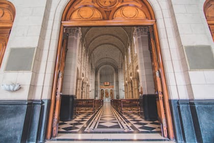 La capilla, de estilo románico-gótico, es elegida por muchos ex alumnos para casarse.