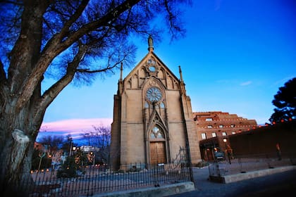La capilla de Loreto es uno de los atractivos principales de Santa Fe por su arquitectura y misticismo. Foto: Facebook @LorettoChapel