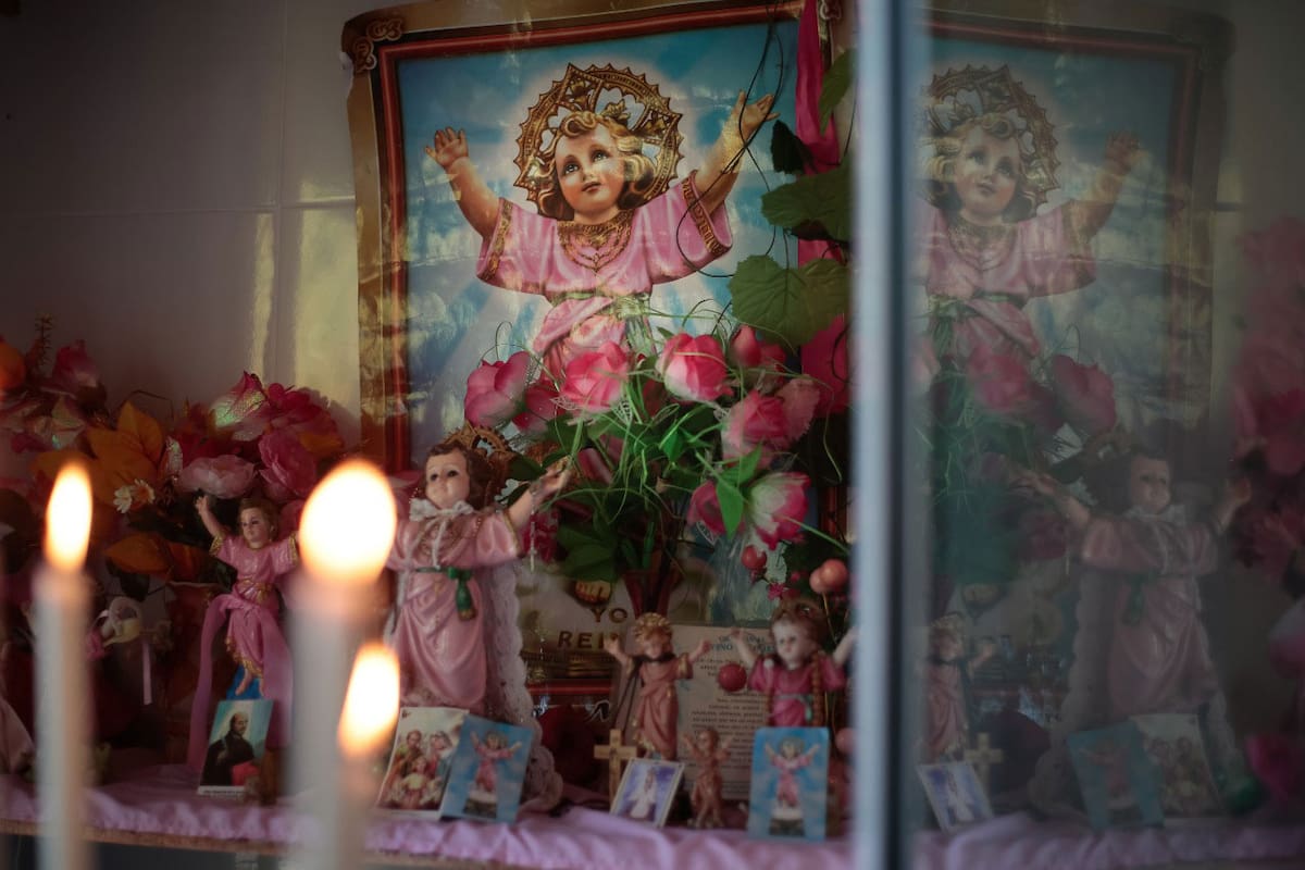 La capilla del Divino Niño es de Lourdes, quien lleva 20 años cuidando la imagen que recibió de regalo