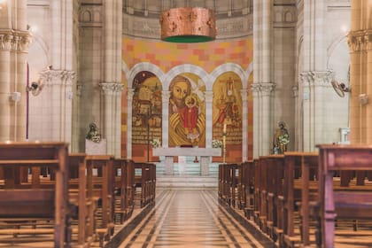 La capilla está abierta a la comunidad solamente los domingos para la misa del mediodía, pero hacen bautismos, comuniones y confirmaciones de alumnos, y casamiento de ex alumnos
