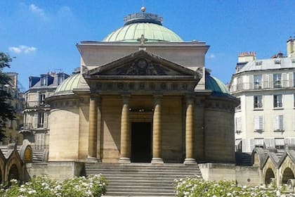 La Capilla Expiatoria, un edificio histórico construido en memoria de Luis XVI y María Antonieta, ubicada en la Place de la Concorde es el lugar donde se hizo el descubrimiento