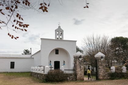 La Capilla Inmaculada Concepción de Los Reartes merece ser visitada y está justo detrás de la pulpería.