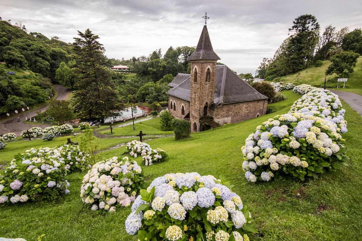 La capilla neogótica de Villa Nougués, es el hito máximo de esta aldea de aire europeo que comenzó siendo el sueño de un empresario tucumano cuando decidió crear su casa de veraneo entre helechos, lianas y árboles con el tallo recubierto de plantas trepadoras.