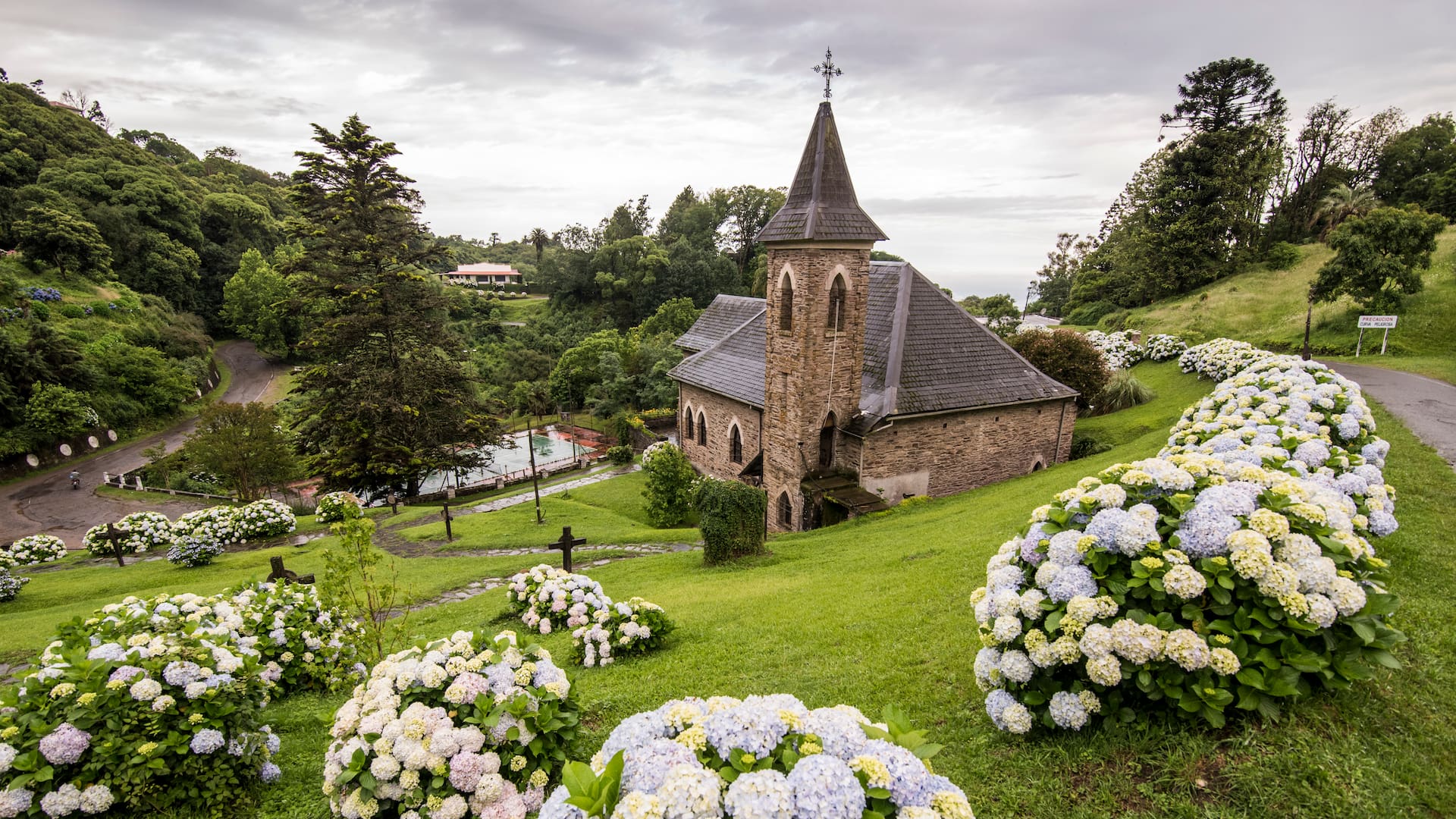 La capilla neogótica de Villa Nougués, es el hito máximo de esta aldea de aire europeo que comenzó siendo el sueño de un empresario tucumano cuando decidió crear su casa de veraneo entre helechos, lianas y árboles con el tallo recubierto de plantas trepadoras.