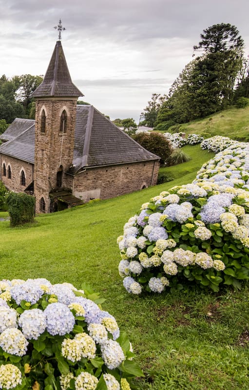 La capilla neogótica de Villa Nougués, es el hito máximo de esta aldea de aire europeo que comenzó siendo el sueño de un empresario tucumano cuando decidió crear su casa de veraneo entre helechos, lianas y árboles con el tallo recubierto de plantas trepadoras.