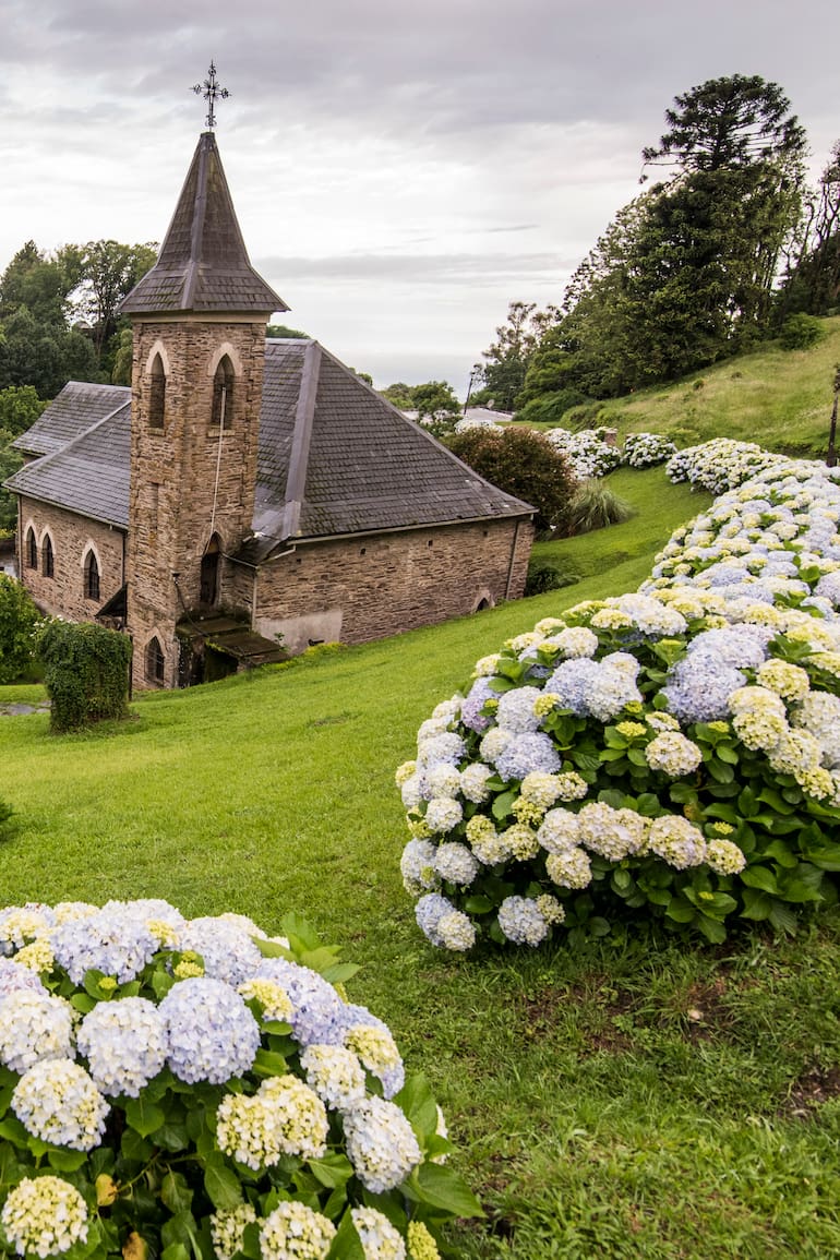 La capilla neogótica de Villa Nougués, es el hito máximo de esta aldea de aire europeo que comenzó siendo el sueño de un empresario tucumano cuando decidió crear su casa de veraneo entre helechos, lianas y árboles con el tallo recubierto de plantas trepadoras.