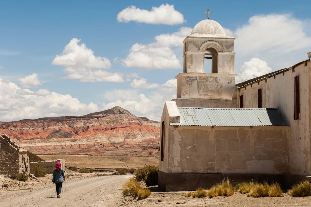 La capilla San Juan Bautista y la serranía de Paicone.