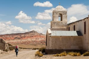 La capilla San Juan Bautista y la serranía de Paicone.