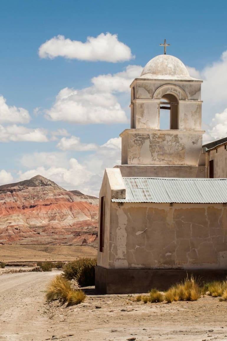 La capilla San Juan Bautista y la serranía de Paicone.