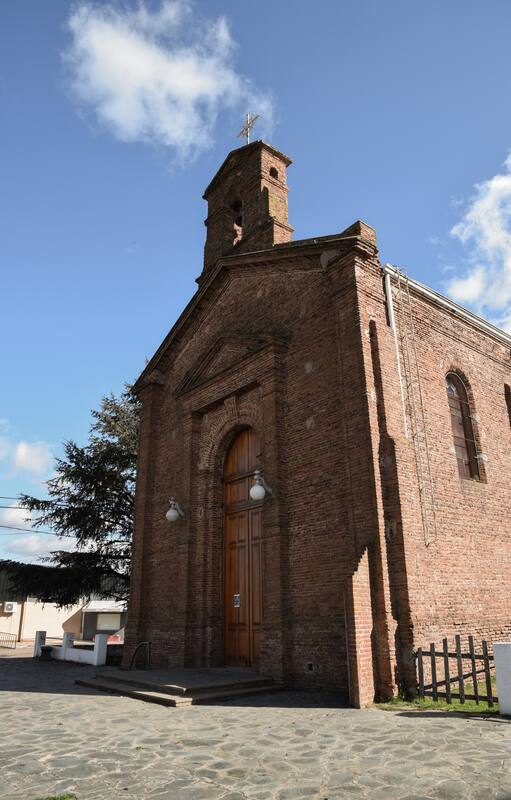 La Capilla San Roque es el edificio más alto de la localidad. Fue construida en 1898 y su fachada de ladrillo a la vista luce inalterable.
