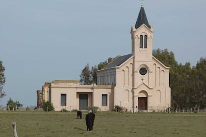 La capilla Santa Inés, en medio del campo, rodeada de pasturas y ganado