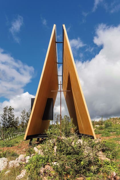 La capilla, síntesis modernísima, también lleva la firma del estudio montevideano MAPA.