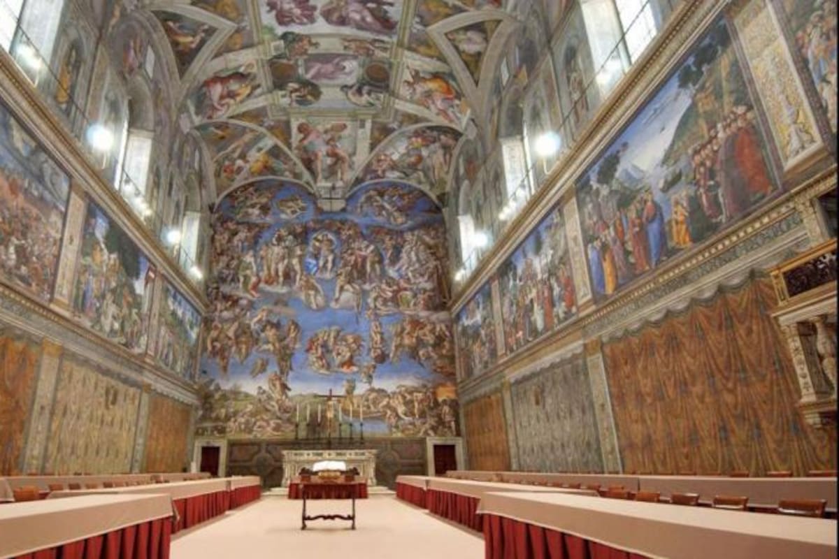 La Capilla Sixtina alberga a unas 200 personas en misas o hasta a 20.000 de los alrededor de 25.000 visitantes que llegan a diario, 5 millones al año. Aquí se ve lista para el cónclave de 2025.