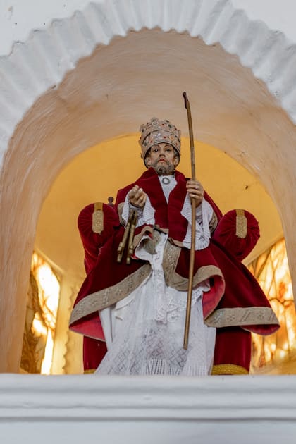 La capilla tiene púlpitos e imágenes originales traídas de España y del Alto Perú.