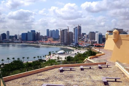 La capital de Angola tiene un paseo marítimo conocido como el Marginal. Cerca de allí se encuentra la Fortaleza de San Miguel con vistas al puerto y a la Ilha do Cabo, una península larga y estrecha en la bahía, con playas, bares y restaurantes.