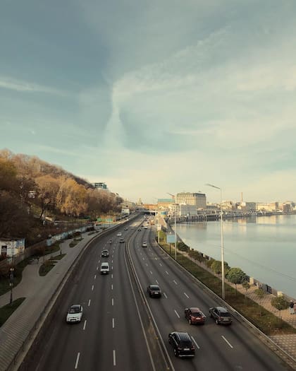 La capital de Ucrania es Kiev, cuya población a 2017 era de 2,884 millones de habitantes