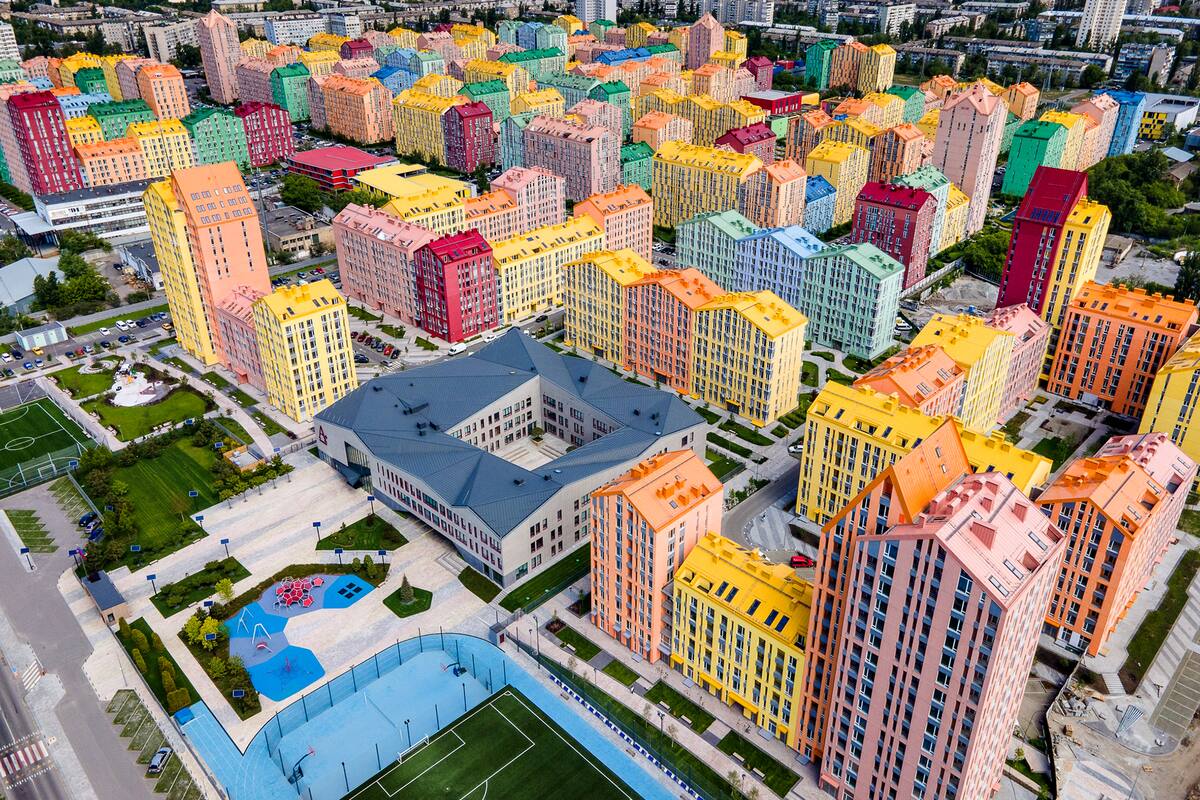 La capital de Ucranina, Kiev, cuenta con un barrio tan colorido y geométrico como los bloques de juguete para armar