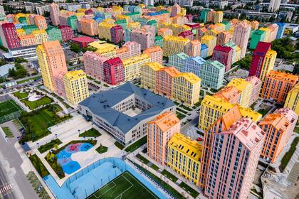 La capital de Ucranina, Kiev, cuenta con un barrio tan colorido y geométrico como los bloques de juguete para armar